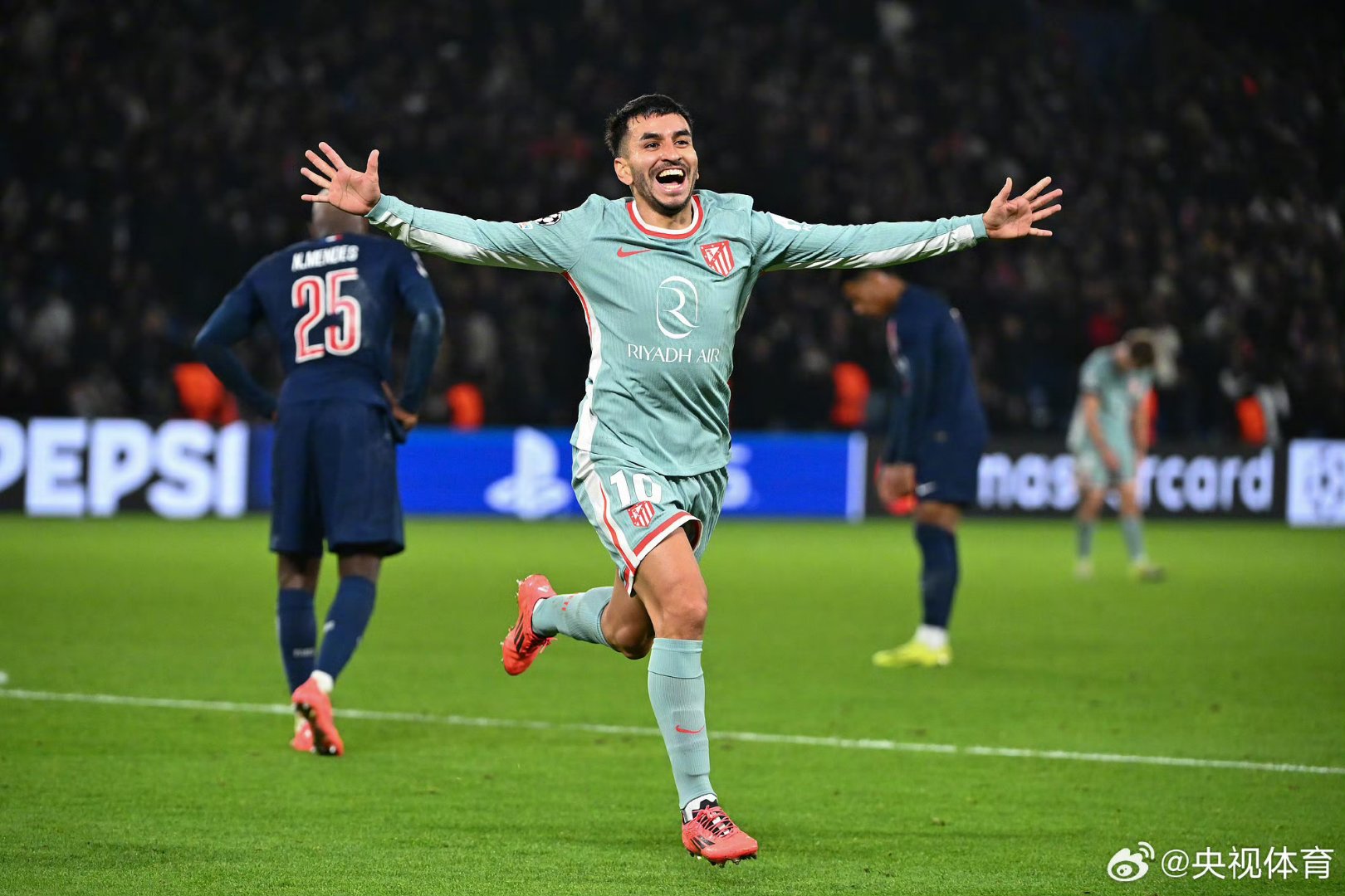 关于比利亚雷亚尔训练开放日，国际比赛日队长鼓劲引欢呼，欧冠在即，更衣室氛围转暖的信息